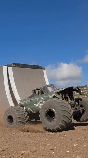 Justin Eglitis on Instagram: "Monster vert 540! 🔈🔈 🇺🇸 • • • • #monstertruck #losilmt #monsterjam #jconcepts #rc #california #solidaxle #offroad #bigmerica #losi #truck #custom #4x4 #gopro #sendit #merica #hollywood #nsdrc #rc4x4 #monsterenergy #stunt"