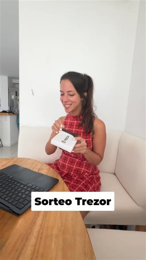 Camila Velasco on Instagram: "🔐 Autocustodia, Unboxing y SORTEO de una Trezor Model T 👉 Para participar: 1️⃣ Comentá y etiquetá a 2 o 3 amigxs bitcoiners / cripto 2️⃣ Seguime a mi y a @lacryptaok 3️⃣ Guardá el reel (porque después lo vas a querer volver a ver) Sellos intactos, firmware limpio y todo lo que tiene que tener una hardware wallet original Si alguna vez escuchaste hablar de guardar tus Bitcoin en frío, esto es parte del camino Esto es aprender a cuidar tus activos en este mundo digi