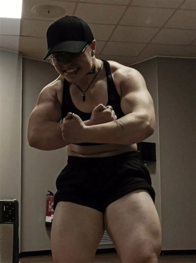 18y.o transman 🏳️‍⚧️ Testosterone alone doesn't do anything, work hard #ftm #transman #transsexual #ftmfitness #bodybuilding