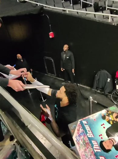 Miles Bridges Signing the album cover! #milesbridges #charlottehornets #charlotte #intro #rtbmb