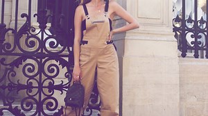 Latzhose kombinieren: 10 stylishe Varianten & Schuh-Tipps