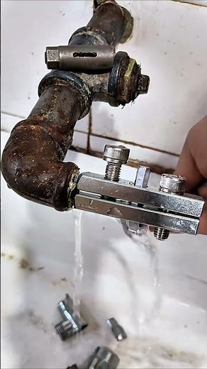 The process of removing broken threads on water pipes.