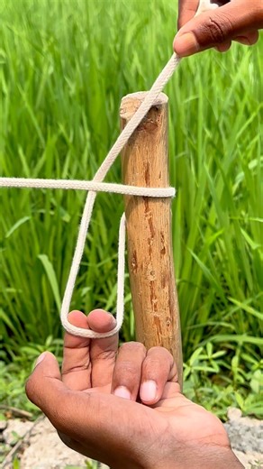 Simple Strong Rope Knot on Wooden Post 🪢 | Easy No-Slip Knot Trick #shorts