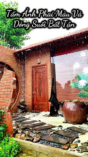 Tấm Ảnh Phai Màu và Dòng Suối Bất Tận! Chiều nay, tôi lục lọi chiếc hộp gỗ cũ kỹ chứa đầy thư từ và kỷ vật đã nhuốm màu thời gian. Bàn tay chợt dừng lại khi chạm vào một vật vuông vắn, mỏng manh: một tấm ảnh. Tấm ảnh đã hơi ố vàng, mép ảnh đã cong nhẹ, nhưng hình ảnh bên trong vẫn rõ ràng. Đó là CuliFarm Đồng Nai của 4 năm về trước. Trong ảnh, tôi đang đứng trước căn nhà. Phía sau lưng là dòng suối róc rách, không phải suối cạn như thời gian gần đây, mà là một dải lụa bạc uốn lượn qua những tảng