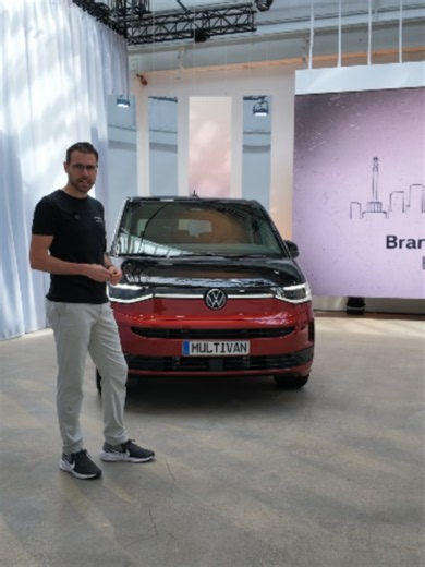 💡PREMIERE für das VW Multivan Facelift. Die wichtigsten Details: Länge 4,97 m 196“ (kurz) oder 5,17 m 204“ (lang), neu gestaltete Front, serienmäßig LED ( 40 % Reichweite) oder optional IQ.LIGHT LED-Matrix-Scheinwerfer ( 20 % Reichweite), neue Farben und Felgen, überarbeitetes Cockpit mit 13“-Infotainment und beleuchteten Slidern, DSG-Wählhebel am Lenkstock, erweiterte Ambientebeleuchtung, alle Einzelsitze im Fond verschieb- und herausnehmbar, erstmals Vis-à-vis-Sitzanordnung für den 8-Sitzer (