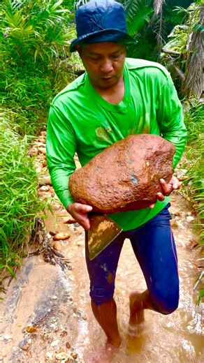 132K views · 1.2K reactions | we tried to get gold in a lump of quartz rock fragments from mountain rocks | Yundra Gold . Digger | Facebook