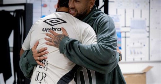 Neymar faz discurso e ganha bolo no Santos após convocação para Copa