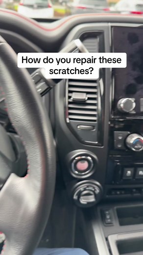 Cómo eliminar arañazos de la pantalla del Nissan Titan