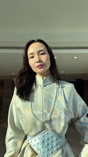 SISO PEARLY FISH DEEL SISO PEARLY SILK BELT Ээмэг: @marmol.it Тухайн загвар зөвхөн захиалгаар 20-30 хоногт гарна. Бэлэн ганц байгаа. 📍Төв шуудангийн урд: ECO INTERNATIONAL TOWER Урсдаг шатаар 3н давхарт гараад зүүн эргээд эхний THE DESIGNERS 306 тоот. Өдөр бүр: 11-20н цаг Цайны цаг: 14-15 н цаг #handmade #sewing #mongolia #atiler #art #2025#classic #dress #ss #siso #net #pearly #deel #naadam #nair #hurim #purple #pink #blueflower #darkmossgreen #mongoldeel #beige #deel | SiSo