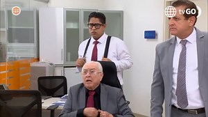 689K views · 10K reactions | ¡ENFRENTADOS! Miguel Ignacio citó a Juana en su oficina para enfrentarla por el sorpresivo beso que le dio en la corporación. Él le exigió una disculpa, pero Juana se negó rotundamente. Ante su negativa, el empresario no dudó en amenazarla con arruinarle la vida . Encuentra más momentos como este AQUÍ ► https://bit.ly/4jO20sd Mira el capítulo completo de #AFHS12 en América tvGO ► https://bit.ly/afhsfbtvgo | Al Fondo Hay Sitio | Facebook