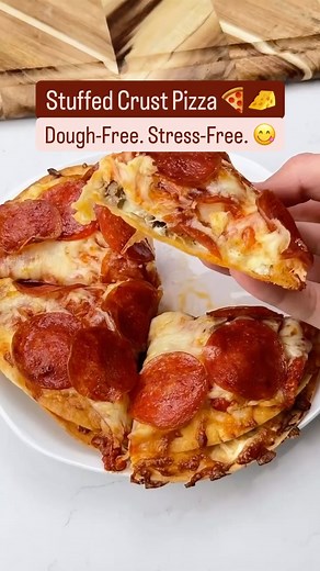 27K views · 7.5K reactions | Stuffed Crust Pizza 燎 Cheesy, crispy,...