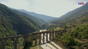 Véritable insitution catalane, le train jaune des Pyrénées-Orientales offre une virée mémorable aux touristes. Tous à bord ! | TF1 INFO