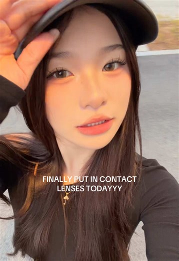 Successfully Putting in Contact Lenses for the First Time