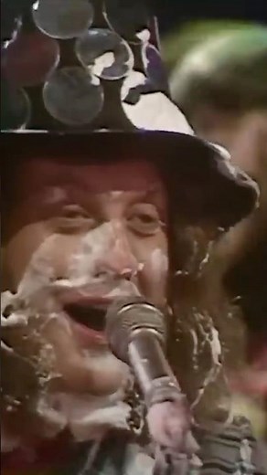 Noddy's iconic mirror hat 🤩 Here's 'Merry Xmas Everybody' on Top Of The Pops... #Slade #Xmas #70s