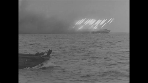 Les Alliés vont débarquer sur les plages du sud de la France le 15 aout 1944. La marine américaine lance un déluge de feu sur les lignes de fortification allemandes. | Carnets de guerre 1914-1954