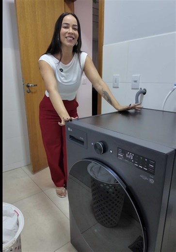 Um sonho realizado pra dona de casa aqui 🥹🥲 Tenho minha própria Lava e Seca LG com inteligência artificial que já identifica os tecidos e seleciona a lavagem apropriada, com função Steam pra acabar com alérgenos e bactérias (eu quero em breve ter um bebê e sei que vou usar muito essa 😍), com a secagem (claro) que é pura economia de tempo, e muito mais tudo no modo silencioso que eu nunca tinha visto nem ouvido antes! É pura tecnologia na minha lavanderia! Já convido todos vocês a conhecer a L