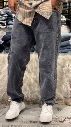 Styleberry on Instagram: "MOM FIT SCRATCH JEANS SIZE : 28 30 32 34 36 DM FOR MORE INFO 🇬🇧✨"