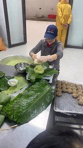 Tôi năm nay gần 100 tuổi chưa thấy trường hợp nào gói bánh mà cân như các cô !!! Ấy mà bánh gì mà thơm vậy các cháu ??? #banhchungxanh | Pham Hieu