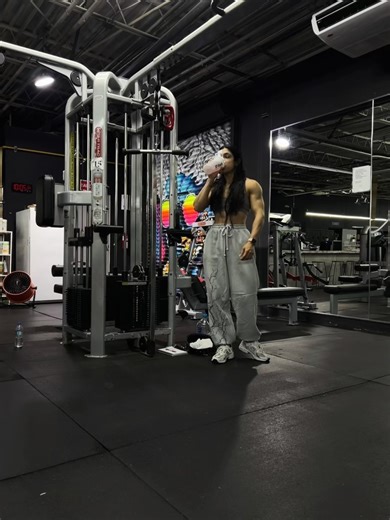 Stephany Santiago on Instagram: "same same, different dayyy 🖤 some movements from td back workoutttt @elev8factorygym 📍"