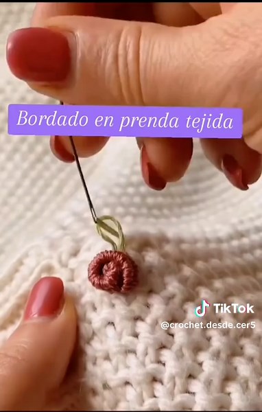 Personaliza tus suéteres y cárdigans con un toque de bordado floral 🌹🧵 ¡Este punto es súper fácil y cambia por completo cualquier prenda! ¿Te animas a probarlo? Cuéntame qué bordarías tú #bordado #diy #customizarropa #hacksderopa #prendastejidas