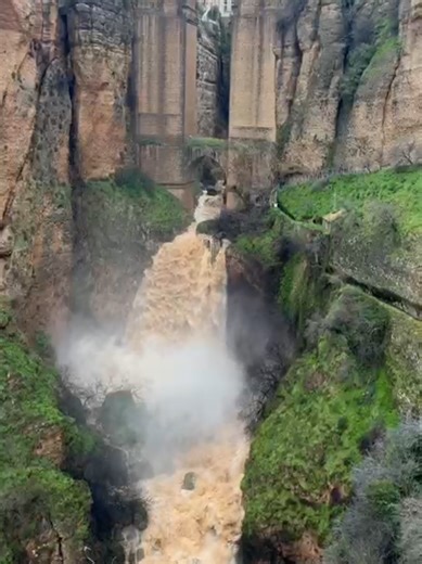 El Puente Nuevo de Ronda: Un Espectáculo de Agua