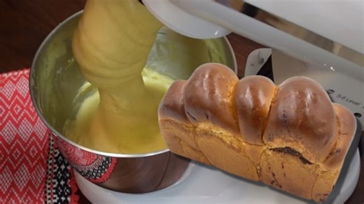 Cum să faci rapid un cozonac aromat, pufos şi cu gust dumnezeiesc fără să te murdăreşti pe mâini. Cum se face aluatul la robot