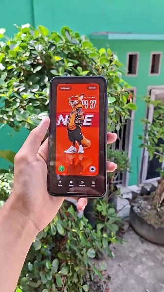 Adaptive clock feature in Samsung A55 #samsunga55 #aod #wallpaper #samsungtips