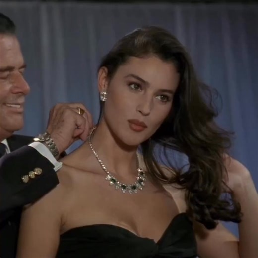 🎥 www.instagram.com/blogsmovies Ah, Monica Bellucci — a name that feels like poetry spoken in Italian. 🇮🇹✨ ⸻ She’s not just an actress — she’s an era. A woman who embodies timeless beauty, depth, and emotion in every glance. From the haunting silence of Malèna to the mystique of The Matrix and the passion of The Passion of the Christ, Monica Bellucci has never needed to shout to be unforgettable — she simply exists, and the world listens. 🎬💋 Her presence feels like old cinema — graceful, sl