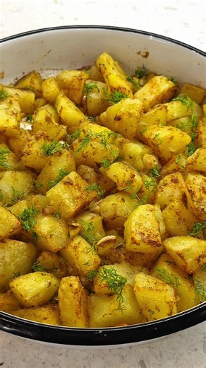 Картофки с копър и чесън Хрупкави отвън, меки отвътре, много ароматни и лесни за приготвяне. 😋 Необходими продукти: - 5-6 големи картофа - 5 скилидки чесън - зехтин, да покрие тавата - 1/2 ч.л. сол - 1/2 ч.л. сода - след сваряване: сол, черен пипер, червен пипер, самардала - 2-3 стръка копър Начин на приготвяне: - Обелете картофите и ги нарежете на едри парчета. - Изсипете в тенджера, покрийте с вода, добавете солта и содата и сварете. - Сложете в тава зехтин, колкото да покрие. Добавете чесъна