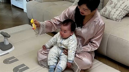 当了妈妈才懂，原来睡好觉这么难！体验小米智能婴儿监视器Xiaomi Mi Smart Baby Monitor，夜间安心守护，让睡眠不再被宝宝哭闹打扰。