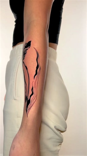 Beautiful Fine Line Blackwork Tattoos for Inspiration