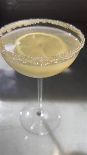 BEES KNEES COCKTAIL 🍋 This cocktail tastes like spring. It’s full of bright, gorgeous lemon juice with gin and honey. What could be better. Had this cocktail for the first time at Little Branch in NYC, and now it’s a forever fave. Recipe below. INGREDIENTS: 2.5 ounces gin 1 ounce lemon juice (3/4 ounce if you don’t want it too tart, but I like mine tart lol) 3/4 ounce of honey #cocktail #cocktails #beesknees #gin #gincocktails #nyc #honey #drink #drinks #happyhour #happyhourtime | Cheese Gal