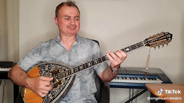 ΜΙΑ ΔΕΚΑΡΑ (δεν αξίζει η αγάπη σου) - ΜΑΝΟΣ ΠΑΠΑΔΑΚΗΣ - ΒΑΓΓΕΛΗΣ ΑΒΡΑΜΑΚΗΣ: Μπουζούκι & Ενορχήστρωση