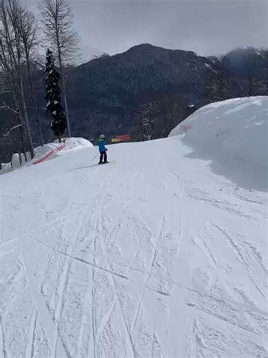 SCHÖNES RUSSLAND. SOTSCI. SKIGEBIET IM SÜDEN UNSERES LANDES. 10.03.26 Viele sehr interessante Videos und Fotos habe ich am 12.03.26 von der Familie meiner Bekannten aus Moskau bekommen. Diese Leute kenne ich schon lange Jahre. Sie waren vor kurzem in Sotschi (Сóчи), im Skigebiet, um dort Ski zu fahren und die wunderschöne Kurstadt zu genießen. Vielen herzlichen Dank! Viele authentische Geschichten über Russland und unsere Kultur finden Sie in meinem Blog: https://www.russischmitmuttersprachlerin
