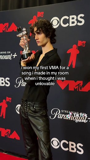Sombr’s Emotional VMA Performance and First Win