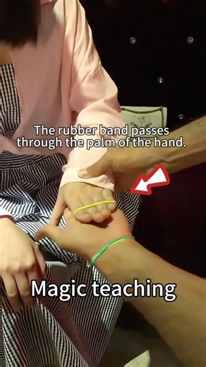 Magic tutorial on rubber bands through the palm of your hand! #magicteaching #magic #魔术教学