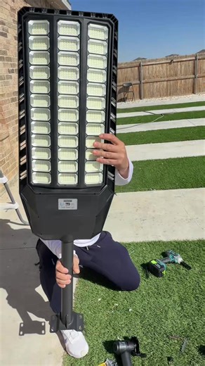 Lampara solar con control remoto para ajustar la intensidad de la luz, toene sensor de movimiento y puedes ajustar el tiempo que este encendida #solarlights #tiktokshopcreatorpicks