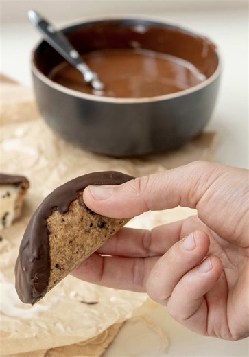 Cuando no podemos elegir entre cookie o postre… hacemos las dos cosas 😎 Mi COOKIE TACO 🍪🌮llegó para romperla: ✨ Cookie crocante ✨ Relleno de helado súper refrescante ✨ Capa crocante de chocolate 🍫 Sin dudas Es un camino de ida… 🤤 ✨Rinde 8 u 🍪Masa cookie - Harina 0000 210 g - Bicarbonato de sodio 1 pizca - Sal - Manteca 100 g - Azucar rubia 160 g - Azucar 50 g - Huevo 1 u - Esencia de vainilla - Choco chip 100 g 🍨Helado de vainilla 🍫Chooclate semi amargo para banar #receta #recetasfaciles