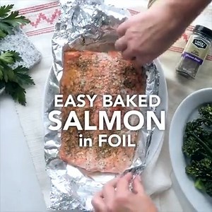 Think cooking salmon at home is too tricky? Think again! This easy baked salmon in foil is a total game changer! Just a few simple ingredients, melt-in-your-mouth tender fish, and barely any clean-up. If you've been avoiding salmon, this is the recipe that’ll change your mind! Recipe 👉 https://www.healthyseasonalrecipes.com/easy-baked-salmon-in-foil/ | Healthy Seasonal Recipes