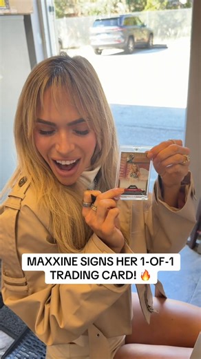 WWE Superstar Maxxine Dupri signs her one-of-a-kind trading card with a special message! | Topps