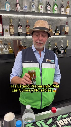 Preparación de una Cuba Libre Original