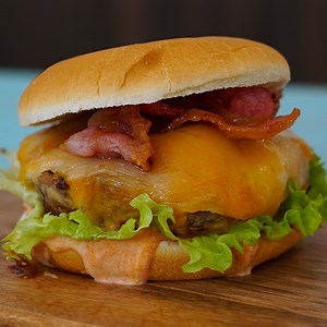 543K views · 1.9K reactions | La voglia di hamburger vi assale? Non temete, seguite questi semplici consigli di Chef Lello, uno che di panini se ne intende, e potrete preparare un Super Bacon Cheeseburger ai 3 formaggi direttamente a casa vostra! Solo il pensiero ci fa venire l'acquolina in bocca. 襤 Ricetta completa: https://bit.ly/bacon3cheeseburger | Chef in Camicia | Facebook