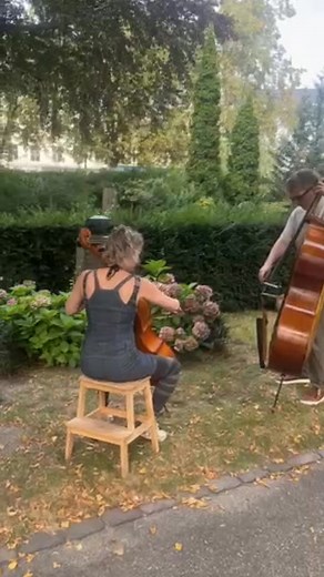 Ved Rued Langgaards grav på Holmens Kirkegård i København sidder Dybfølt ved Kirstine Elise Pedersen og Mathæus Bach. De er i gang med at indspille musik, der skal indgå i Niels Lyhne Løkkegaards "Rued Langgaards bænk", som uropføres ved Rued Langgaard Festival i Ribe fra d. 4.-7. september. Et værk for soundboks, cello, kontrabas, åbent fjernensemble, og et værk som Jonas Eika går i dialog med gennem oplæsninger fra 'Åben Himmel'. Værket er gennemgående under hele festivalen - og der skal ikke 