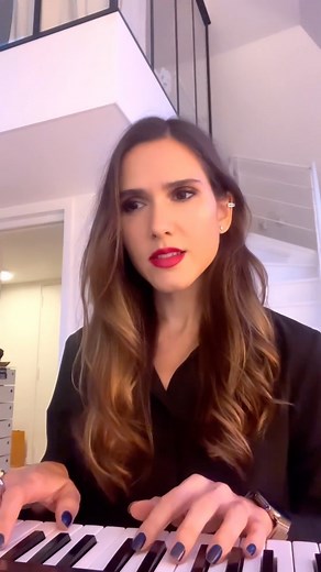 Joyce Jonathan on Instagram: "Franchement, qui connaît les couplets de cette chanson dont on connaît forcément les refrains ? [ Je suis en train de déchiffrer pour le spectacle de Noël de ma fille ]"