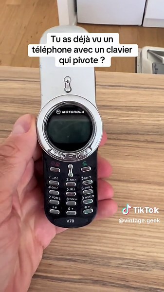 Motorola V70 : Le Téléphone au Design Futuriste