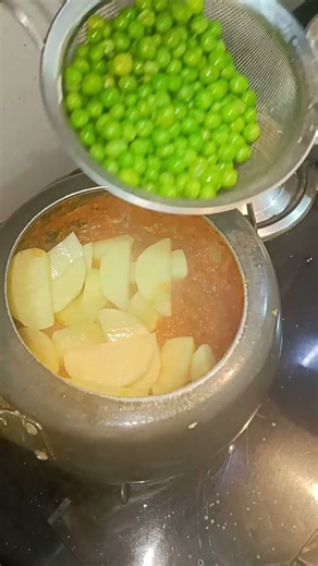 easy homestyle aloo mutter ki sabzi | simple & quick to make for lunch🍽️#shorts#fyp #aloomatarsabji