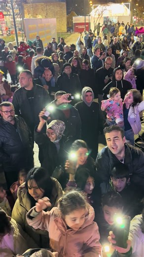 Dün akşam Ramazan Sokağı’nda manzara buydu. Algoritma değişti diyorlar ya hani moda ve güncel ifadeyle :) Sokakta, sosyal medyada, okulda, her yerde aynı ses, aynı ruh… Ne güzel… ❤️