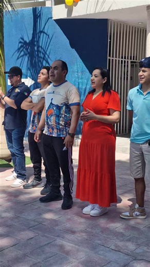 El presidente municipal de Matehuala, licenciado Raúl Ortega, acompañado de su esposa, la presidenta del DIF, licenciada Soraira Hernández de los Reyes, y sus hijos, dieron el arranque oficial a la apertura de las albercas del parque recreativo. Con este inicio se da la bienvenida a la temporada en este espacio familiar, invitando a las y los matehualenses a disfrutar de las instalaciones en un ambiente de convivencia, recreación y sano esparcimiento. 🏊‍♂️☀️👨‍👩‍👧‍👦 Las autoridades destacaro