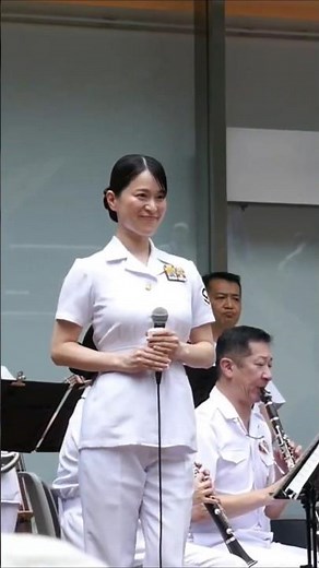 気温35℃ 猛暑の中 海上自衛隊東京音楽隊 歌姫 三宅由佳莉が歌う「赤いスイートピー」 2026年7月16日 新宿三井ビル55広場 木曜コンサート