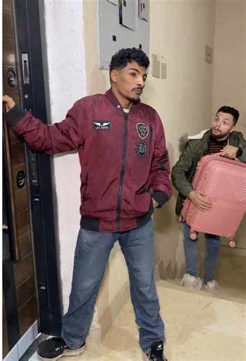 جوزها فاجئها ورجع من السفر بعد 10 سنين لاقي شاب غريب خارج من عندها شوفو حصل ايه 😱#هيفوتك_كتير #اكسبلور #لايك #قصص_واقعية #اسلام_باشا_فرجاني